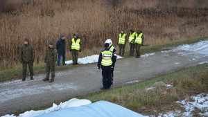 Policjanci podczas ćwiczeń obronnych Przybyłów 24.