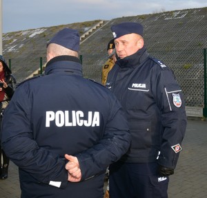 Policjanci podczas ćwiczeń obronnych Przybyłów 24