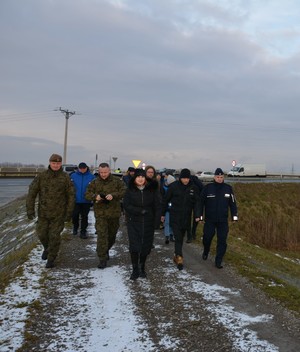 Policjanci podczas ćwiczeń obronnych Przybyłów 24.