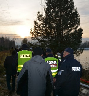 Policjanci podczas ćwiczeń obronnych Przybyłów 24