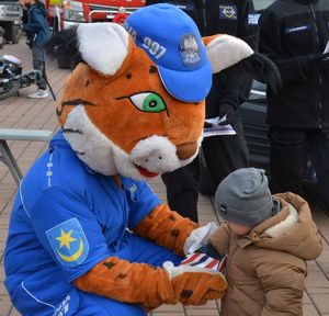 Parada Mikołajów z udziałem policjantów