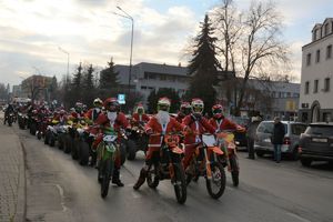 Parada Mikołajów z udziałem policjantów