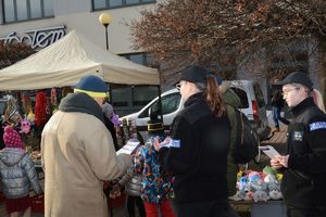 Parada Mikołajów z udziałem policjantów i uczniów klasy policyjnej Szkoły Euro - Bis w Tarnobrzegu.