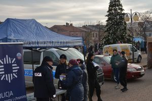 Parada Mikołajów z udziałem policjantów i uczniów klasy policyjnej Szkoły Euro - Bis w Tarnobrzegu.