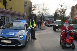 Parada Mikołajów z udziałem policjantów i uczniów klasy policyjnej Szkoły Euro - Bis w Tarnobrzegu.