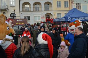 Parada Mikołajów z udziałem policjantów i uczniów klasy policyjnej Szkoły Euro - Bis w Tarnobrzegu.