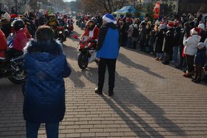 Parada Mikołajów z udziałem policjantów i uczniów klasy policyjnej Szkoły Euro - Bis w Tarnobrzegu.