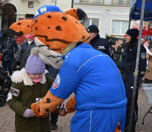 Parada Mikołajów z udziałem policjantów i uczniów klasy policyjnej Szkoły Euro - Bis w Tarnobrzegu.