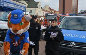 Parada Mikołajów z udziałem policjantów i uczniów klasy policyjnej Szkoły Euro - Bis w Tarnobrzegu.