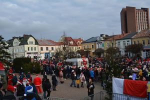 Parada Mikołajów z udziałem policjantów i uczniów klasy policyjnej Szkoły Euro - Bis w Tarnobrzegu.