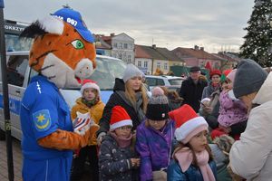 Parada Mikołajów z udziałem policjantów i uczniów klasy policyjnej Szkoły Euro - Bis w Tarnobrzegu.