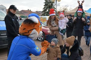 Parada Mikołajów z udziałem policjantów i uczniów klasy policyjnej Szkoły Euro - Bis w Tarnobrzegu.