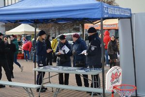 Parada Mikołajów z udziałem policjantów i uczniów klasy policyjnej Szkoły Euro - Bis w Tarnobrzegu.