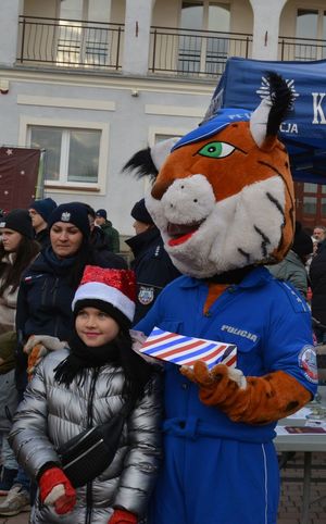 Parada Mikołajów z udziałem policjantów i uczniów klasy policyjnej Szkoły Euro - Bis w Tarnobrzegu.