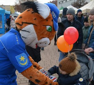 Parada Mikołajów z udziałem policjantów i uczniów klasy policyjnej Szkoły Euro - Bis w Tarnobrzegu.