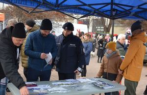 Parada Mikołajów z udziałem policjantów i uczniów klasy policyjnej Szkoły Euro - Bis w Tarnobrzegu.