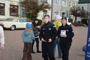 Parada Mikołajów z udziałem policjantów i uczniów klasy policyjnej Szkoły Euro - Bis w Tarnobrzegu.