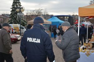 Parada Mikołajów z udziałem policjantów i uczniów klasy policyjnej Szkoły Euro - Bis w Tarnobrzegu.