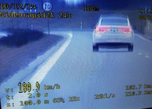 Kierowca renault jechał z prędkością 180 km/h. Zdjęcie z policyjnego videorejestratora.