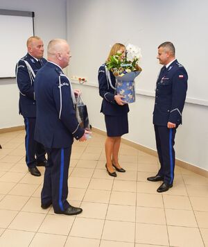 Mł.insp. Marek Pietrykowski pożegnał się ze sztandarem tarnobrzeskiej komendy. Jego obowiązki przejął mł. insp. Rajmund Murek