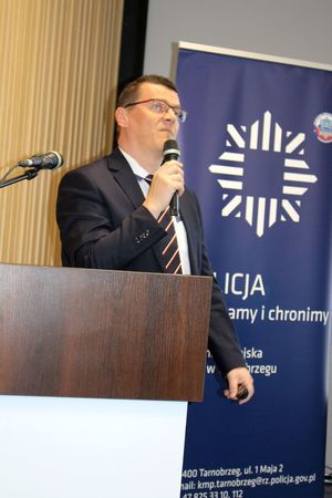 Krzysztof Chochowski z Państwowej Uczelni Nauk Stosowanych w Tarnobrzegu podczas debaty ze studentami i policjantami z KMP w Tarnobrzegu - Cyberzagrożenia.