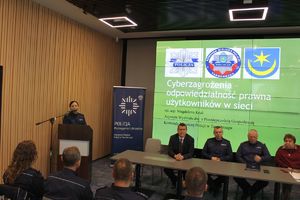 Studenci z Państwowej Uczelni Nauk Stosowanych w Tarnobrzegu podczas debaty z policjantami z KMP w Tarnobrzegu - Cyberzagrożenia.