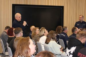 Studenci z Państwowej Uczelni Nauk Stosowanych w Tarnobrzegu podczas debaty z policjantami z KMP w Tarnobrzegu - Cyberzagrożenia.