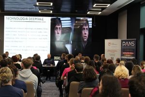 Studenci z Państwowej Uczelni Nauk Stosowanych w Tarnobrzegu podczas debaty z policjantami z KMP w Tarnobrzegu - Cyberzagrożenia.