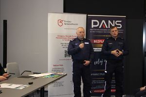 Studenci z Państwowej Uczelni Nauk Stosowanych w Tarnobrzegu podczas debaty z policjantami z KMP w Tarnobrzegu - Cyberzagrożenia.