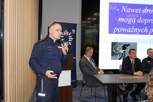 Studenci z Państwowej Uczelni Nauk Stosowanych w Tarnobrzegu podczas debaty z policjantami z KMP w Tarnobrzegu - Cyberzagrożenia.