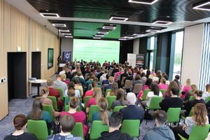 Studenci z Państwowej Uczelni Nauk Stosowanych w Tarnobrzegu podczas debaty z policjantami z KMP w Tarnobrzegu - Cyberzagrożenia.