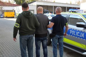 Na zdjęciu policjanci z wydz. dochodzeniowo - śledczego z zatrzymanym mężczyznom, który podejrzany jest o uporczywe nękanie mieszkanki Tarnobrzega.
