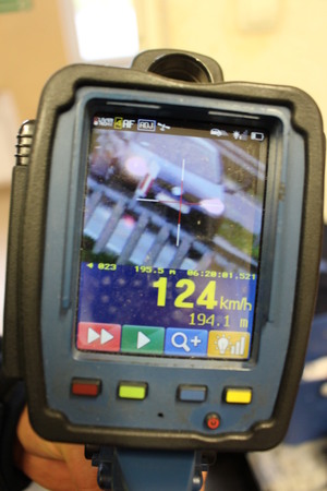 26-letni kierowca volkswagena został zatrzymany przez policjantów ruchu drogowego. Miał na liczniku 124km/h