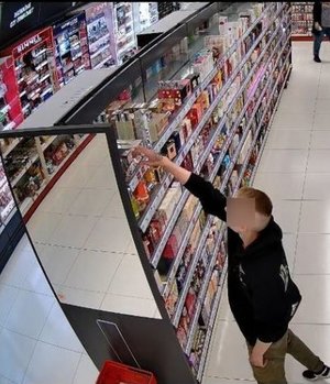 Monitoring sklepowy zarejestrował sprawcę kradzieży, perfum w tarnobrzeskiej drogerii.