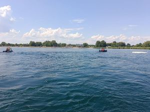 Akcja ratunkowa policjanta i ratowników. Wywrócona żaglówka, 4 osoby w wodzie