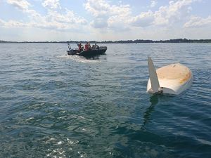 Akcja ratunkowa policjanta i ratowników. Wywrócona żaglówka, 4 osoby w wodzie