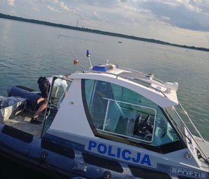 Akcja ratunkowa policjanta i ratowników. Wywrócona żaglówka, 4 osoby w wodzie