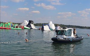 Okres wakacyjny to czas, kiedy wiele osób decyduje się na wypoczynek nad wodą. W związku z tym mundurowi prowadzą cyklicznie działania profilaktyczne, przypominając podstawowe zasady bezpiecznego wypoczynku.