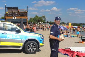 Okres wakacyjny to czas, kiedy wiele osób decyduje się na wypoczynek nad wodą. W związku z tym dzielnicowi prowadzą cyklicznie działania profilaktyczne, przypominając podstawowe zasady bezpiecznego wypoczynku.