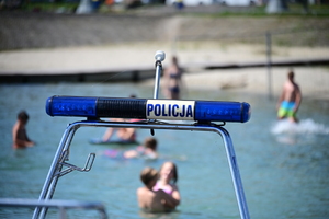 Za nami dwa miesiące wakacji. Wielu mieszkańców i turystów letni wypoczynek spędzali nad Jeziorem Tarnobrzeskim. Nad bezpieczeństwem wypoczywających, czuwali tarnobrzescy wodniacy, wspierani przez policjantów z Oddziału Prewencji w Rzeszowie. Policjanci podsumowali stan bezpieczeństwa na akwenie – było bardzo bezpiecznie, nie doszło do utonięć nie odnotowano wypadków na jednostkach pływających.