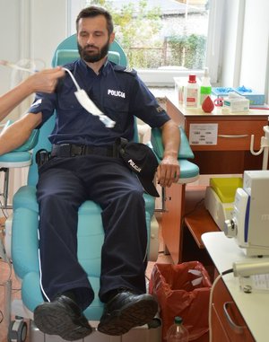 W tym roku polscy policjanci obchodzą jubileusz 100-lecia Kobiet w Policji. Dla podkreślenia wkładu i zaangażowania kobiet w służbę, tarnobrzescy policjanci włączyli się w wyjątkową akcję honorowego oddawania krwi. Celem akcji było promowanie idei honorowego oddawania krwi.