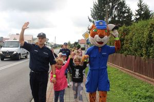 "Bezpieczna droga do szkoły" - policjanci uczyli dzieci prawidłowego przekraczania jezdni