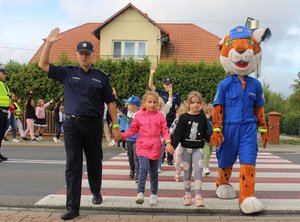"Bezpieczna droga do szkoły" - policjanci uczyli dzieci prawidłowego przekraczania jezdni