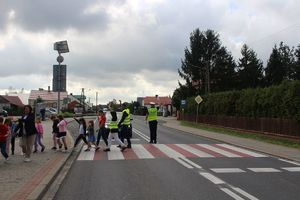 "Bezpieczna droga do szkoły" - policjanci uczyli dzieci prawidłowego przekraczania jezdni