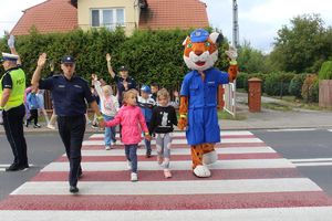 "Bezpieczna droga do szkoły" - policjanci uczyli dzieci prawidłowego przekraczania jezdni