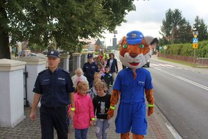 "Bezpieczna droga do szkoły" - policjanci uczyli dzieci prawidłowego przekraczania jezdni