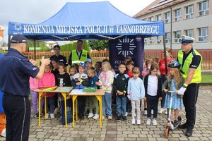 "Bezpieczna droga do szkoły" - policjanci uczyli dzieci prawidłowego przekraczania jezdni.