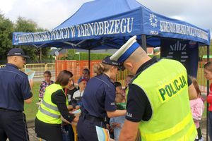 "Bezpieczna droga do szkoły" - policjanci uczyli dzieci prawidłowego przekraczania jezdni