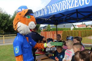 "Bezpieczna droga do szkoły" - policjanci uczyli dzieci prawidłowego przekraczania jezdni.