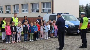 "Bezpieczna droga do szkoły" - policjanci uczyli dzieci prawidłowego przekraczania jezdni